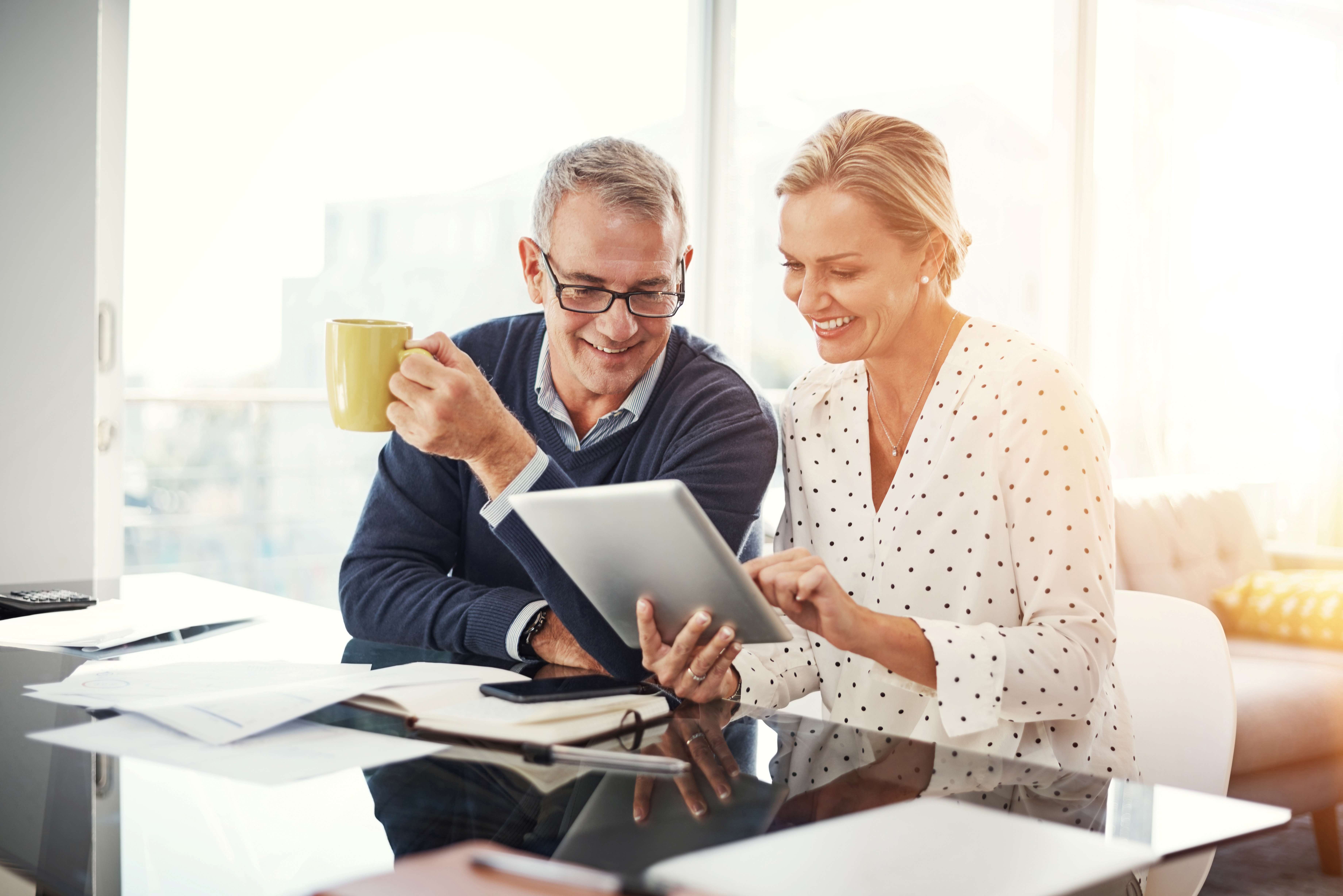 Pärchen mit Tablet und Unterlagen