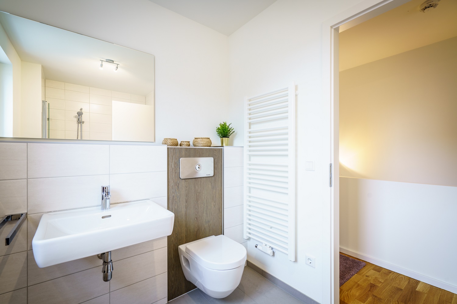 Ein Badezimmer mit Toilette, Waschbecken und Spiegel