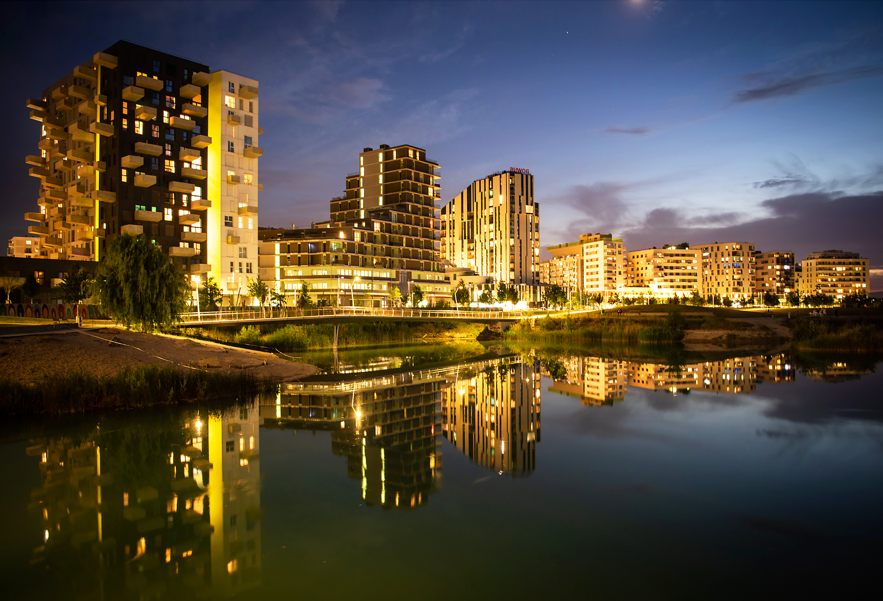 Seestadt Aspern - Skyline am Abend des Seeparkquartiers