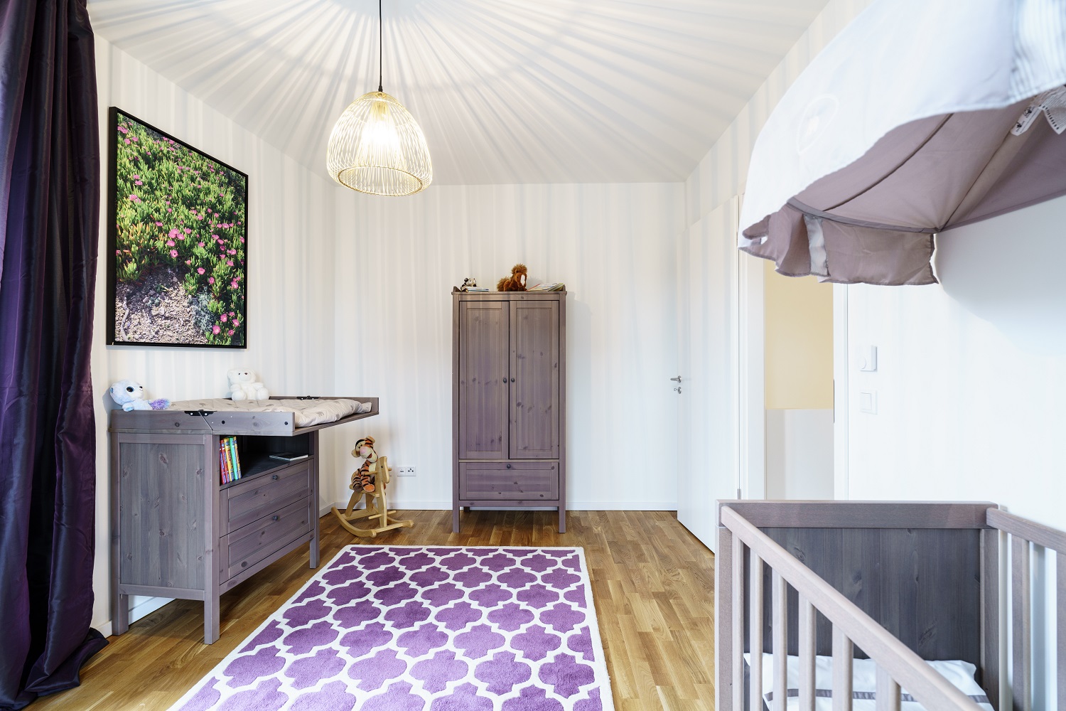 Inneneinrichtung Kinderzimmer mit Gitterbett, Schrank und Wickelkommode